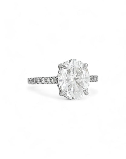 Privé Oval Moissanite Ring