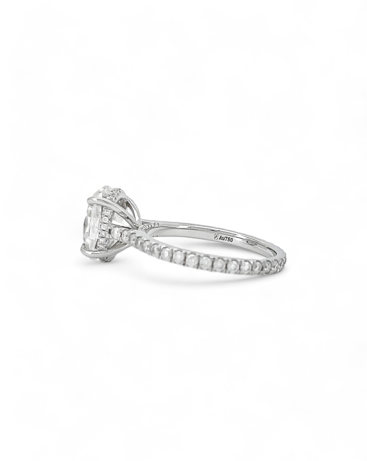 Privé Oval Moissanite Ring